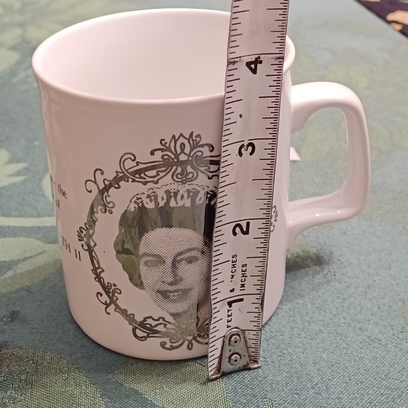 Queen Elizabeth Silver Jubilee Commemorative Kiln Craft Mug - Picture 7 of 7